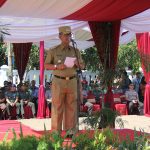 Penyamatan pita tanda tugas kepada tiga orang perwakilan dari TNI