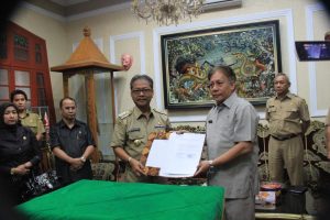 Walikota Cirebon Drs H Ano Sutrisno MM dan Kepala Kejaksaan Negeri Cirebon Acep Sudarman SH MM Menandatangani Kesepakatan Bersama Antara Pemerintah Kota Cirebon Dengan Kejaksaan Negeri Cirebon Tentang Penanganan Masalah Hukum Bidang Perdata dan Tatat Usaha Negara 