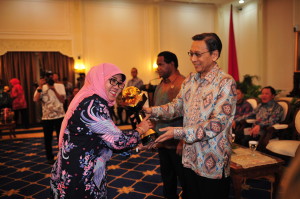 Kepala Sekolah SMAN 3 Kota Cirebon Menerima Penghargaan Adiwiyata Mandiri Tahun 2014 di serahkan langsung oleh Wakil Presiden RI Boediono di Istana Wakil Presiden, Jakarta 5 Juni 2014