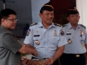 sekertaris Daerah Kota Cirebon menyerahkan cinderamata